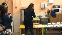 Pablo Iglesias vota en Galapagar