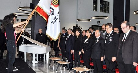 Ahmet Nur Çebi'den Atatürk için saygı duruşu!