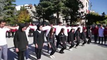 - Öğrenciler koreografi ile Atatürk'ü andı