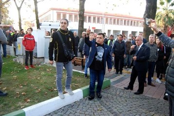 Çanakkale'de Atatürk'e saygı duruşunda kriz yaşandı! Vatandaşlar tepki gösterdi