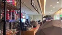 Hong Kong, scontri tra polizia e manifestanti in un centro commerciale