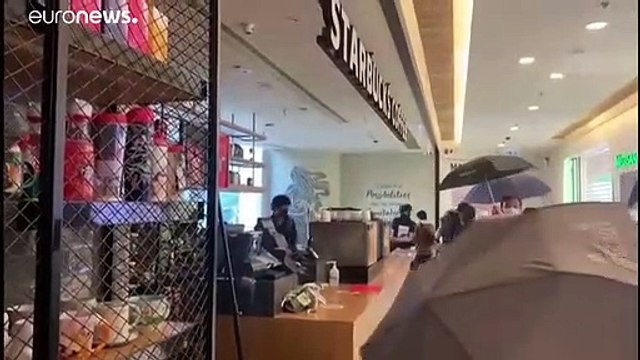 Hong Kong, scontri tra polizia e manifestanti in un centro commerciale