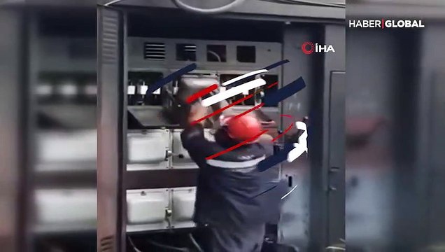 Tamir ettiği trafo saniye saniye böyle patladı