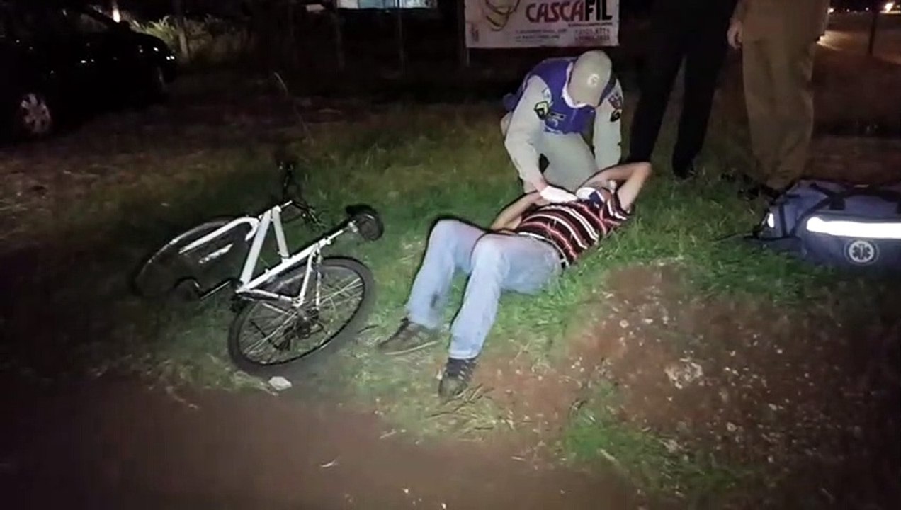 Ciclista fica ferido ao sofrer queda