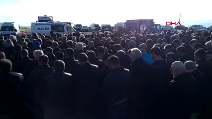 Erzurum antalya'da hayatını kaybeden 4 kişilik aile son yolculuğuna uğurlanıyor-1