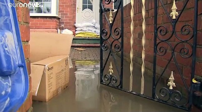 Hochwasser in Großbritannien: Boris Johnson mit dem Wischmob
