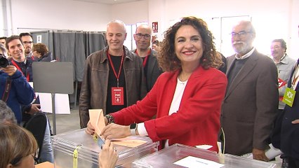 Montero ejerce su derecho al voto en Sevilla