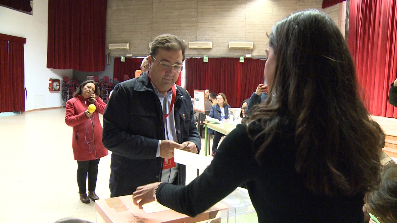 Vara acude a votar a su colegio electoral de Olivenza (Badajoz)