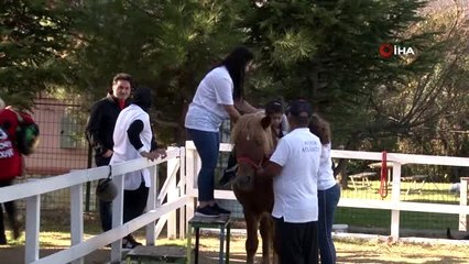 5 yıl sonra otizmli kızının konuştuğunu duyan anne gözyaşlarını tutamadı