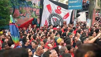 Brésil: Lula, remonté à bloc, rassemble ses partisans