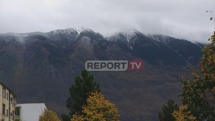 Report TV - Vjen sinjali i parë i dimrit, bora zbardh malin e Gjallicës në Kukës