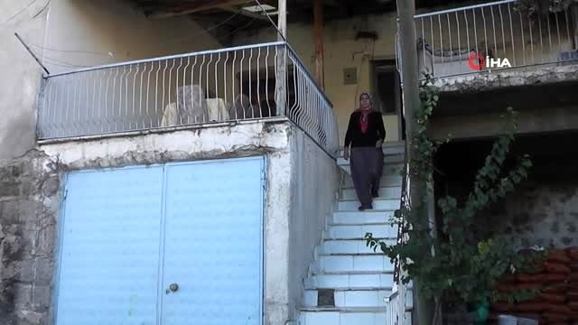 Genç Çiftçi Projesi'nden yararlanan 4 çocuk annesi Asuman Şahbaz, hayvancılık yapmak için köye...