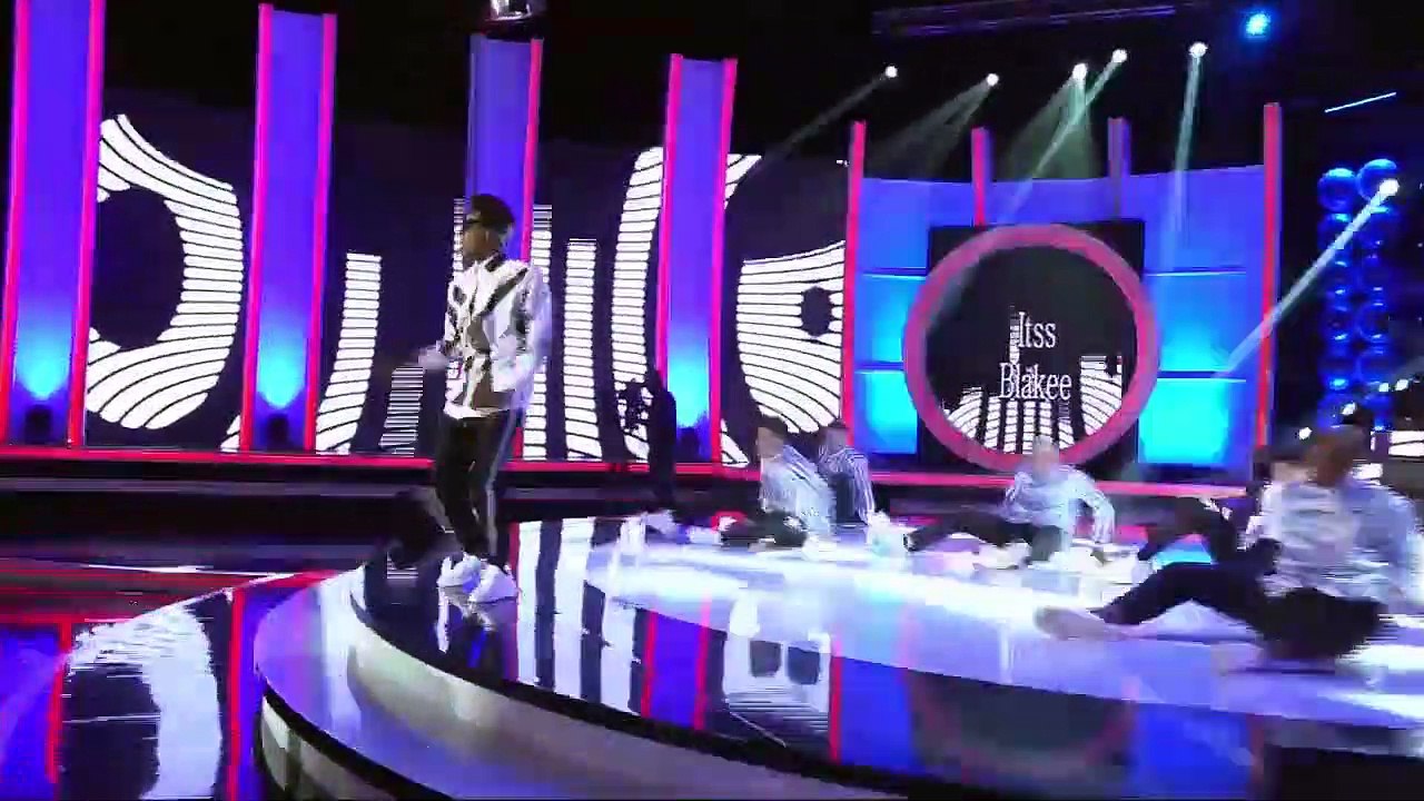 Blake imita a Bruno Mars TU CARA ME SUENA