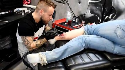 Johann Ehret, tatoueur participant à l'opération "tattoo flash" à Soppe-le-Bas