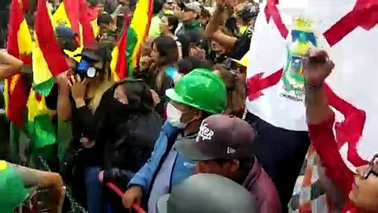 Politische Krise in Bolivien: Präsident kündigt Neuwahlen an