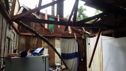 Telhado é destruído por temporal e família precisa de ajuda