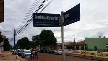 Carros batem em cruzamento na região do Bairro Cancelli