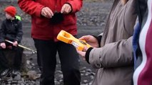 تلاميذ يعاينون آثار التغير المناخي عند أقدام نهر جليدي في ايسلندا
