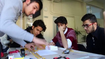 Mühendis adayları makarnadan köprü yaptı