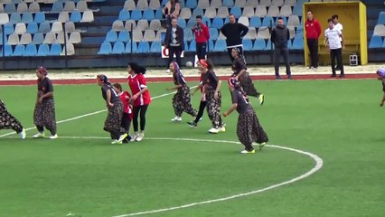Şalvarspor kız futbol takımı, maça şalvar ve çemberleriyle çıktı - ÇANAKKALE