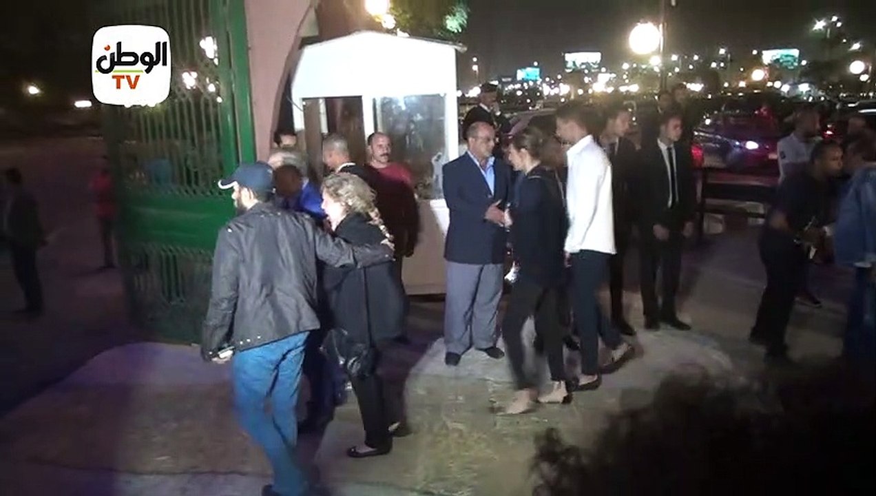 مشاهد من عزاء هيثم زكي.. شقيقه يبكي وحسني يحرج معجب ونجوم الفن ينهارون