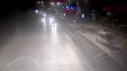 Aynı aileden 3 kişinin yaşamını yitirdiği kazanın güvenlik kamerası görüntüleri