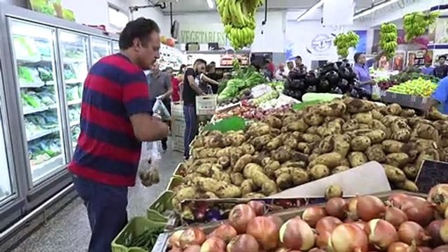 اللبنانيون يتهافتون للتموّن خشيةً من تفاقم الأوضاع الاقتصادية