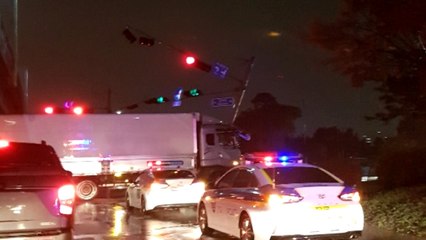 경기 오산서 14톤 화물차 교차로 신호등 들이받아 / YTN