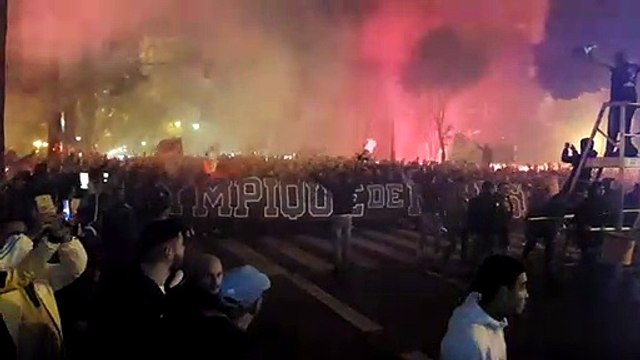 Ambiance devant le Stade Vélodrome.