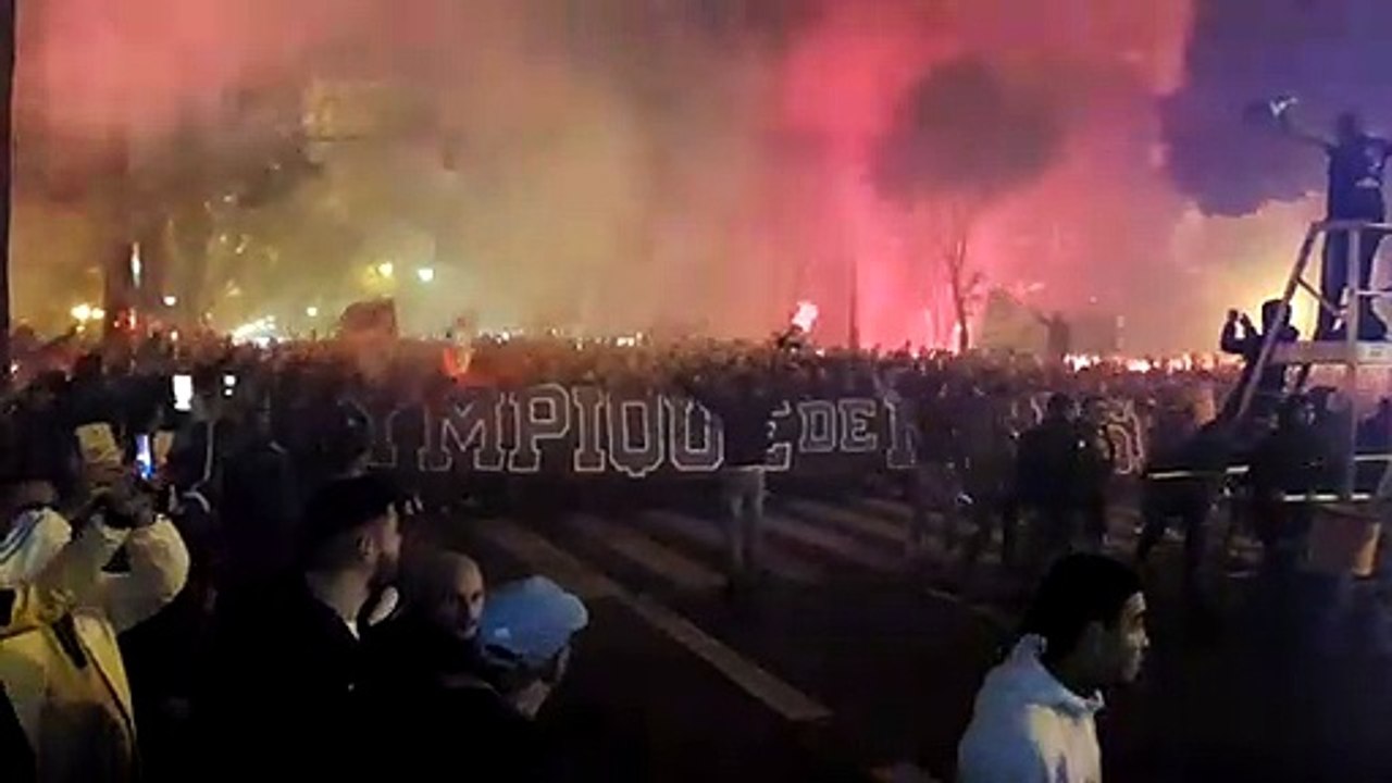 Ambiance devant le Stade Vélodrome.
