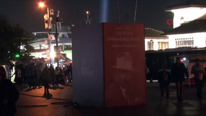 Beşiktaş’ta Mustafa Kemal Atatürk için kurulan ışık hüzmesi geceyi aydınlattı