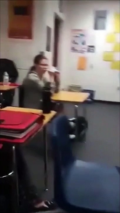 Ce prof montre à ses élèves qui est le boss de la classe