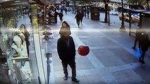 Il tente un retourné acrobatique en pleine rue sur un ballon gonflable... ambitieux