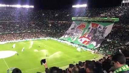 Tifo y ambiente antes del inicio de El Gran Derbi