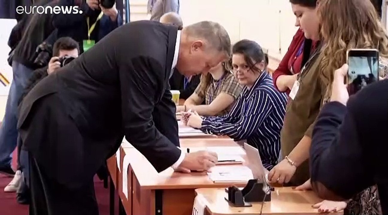 Klaus Iohannis ganaría la primera vuelta de las elecciones en Rumanía, según un sondeo a pie de urna