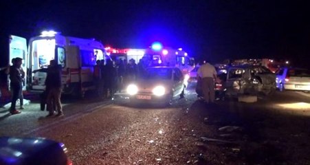 Yolcu minibüsü ile otomobil kafa kafaya çarpıştı: 1 ölü, 20 yaralı