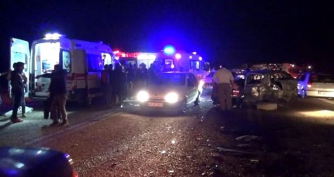 Yolcu minibüsü ile otomobil kafa kafaya çarpıştı: 1 ölü, 20 yaralı