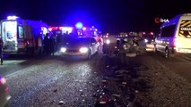 Minibüs ile otomobil kafa kafaya çarpıştı 1 ölü 20 yaralı
