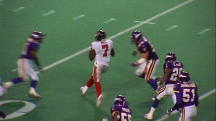 Michael Vick splits the Vikings defense