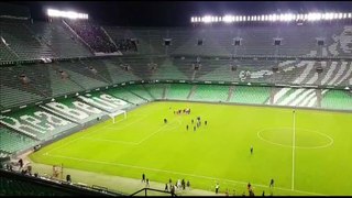 Los jugadores del Sevilla celebran el triunfo en el Villamarín