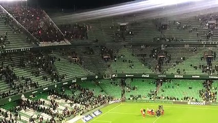 Jugadores y afición del #SevillaFC celebran el triunfo en #ElGranDerbi