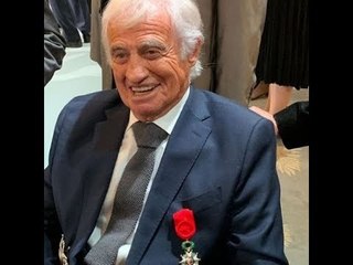 Emmanuel Macron décore Jean Paul Belmondo à l&#39;Elysée  Jean Dujardin applaudit