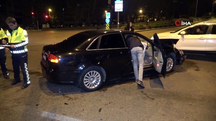 Kaza sonucunda refüje oturan arabada bulunan 3 kişi yaralandı