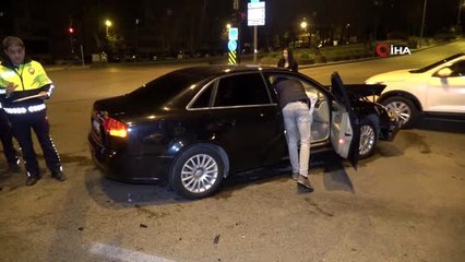 Kaza sonucunda refüje oturan arabada bulunan 3 kişi yaralandı