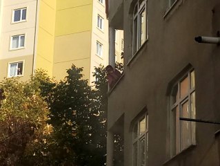 Esenler'de yangında mahsur kalan kadın itfaiye ekipleri tarafından kurtarıldı