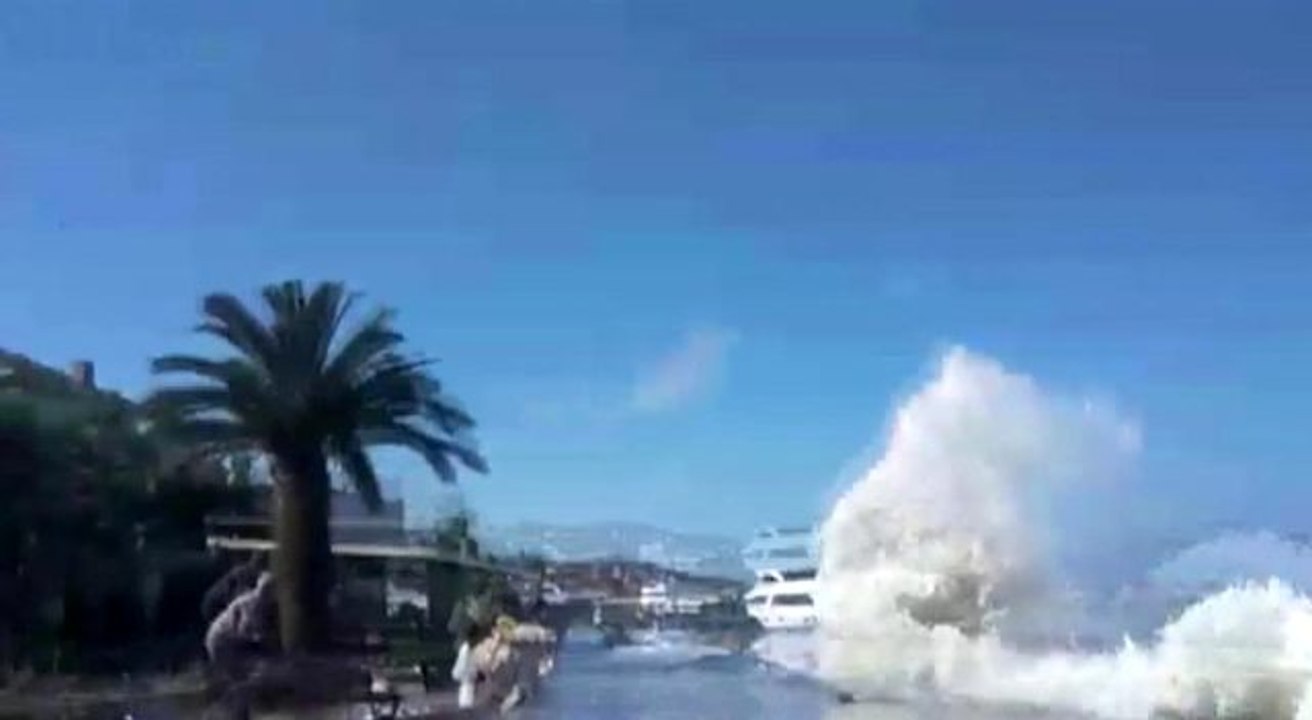 Kıyıya vuran dalgalar nedeniyle vatandaşlar ölümden döndü
