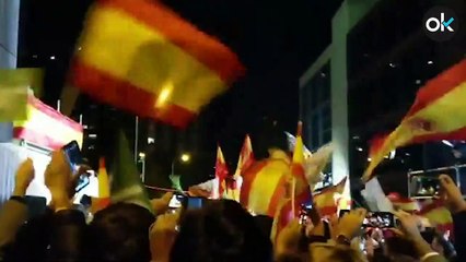 Gritos y cánticos de celebración en la sede de Vox