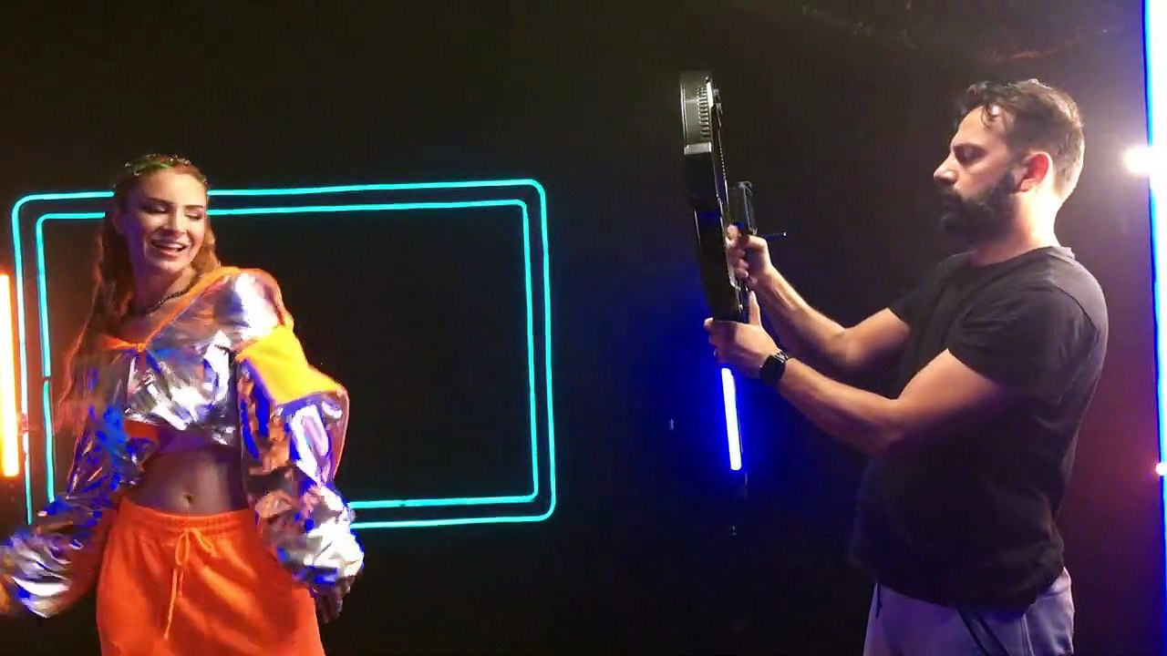 Apple Music'te Feride Akın Pusula Stüdyo videosu kamera arkası