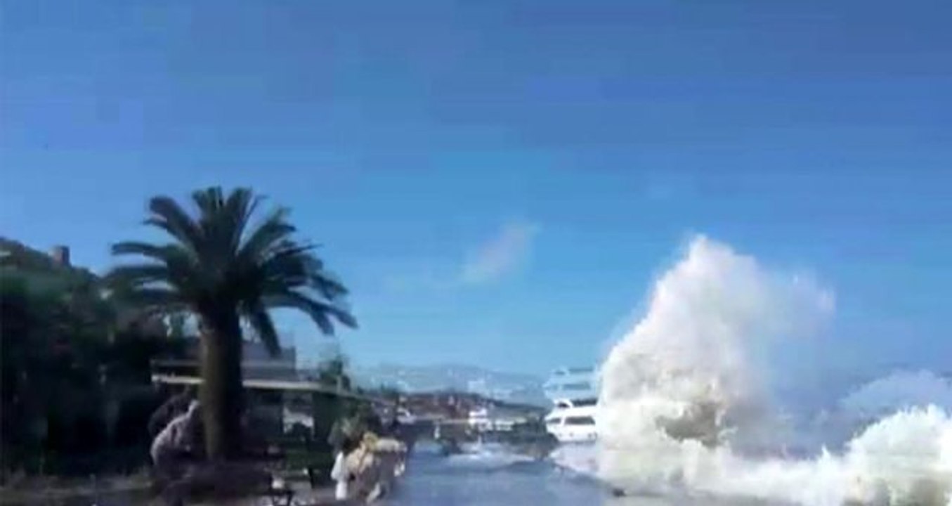 Kıyıya vuran dalgalar nedeniyle vatandaşlar ölümden döndü: Tsunami zannettim