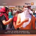Vídeo viral: Madre se mete en medio de una protesta de jóvenes y saca a su hija a empujones